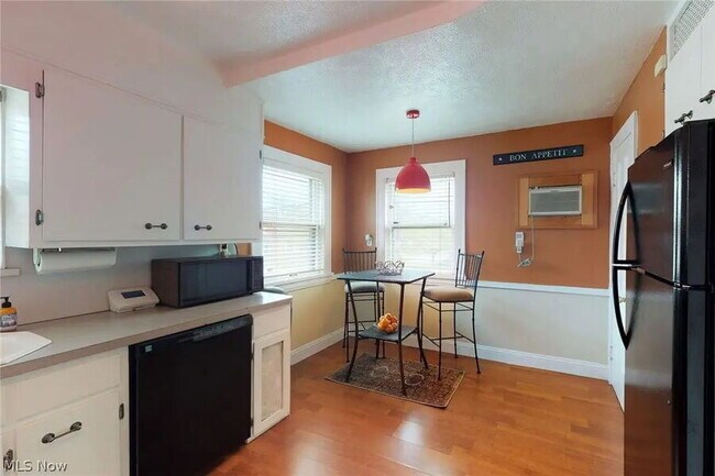 Building Photo - 3549 Bainbridge Rd