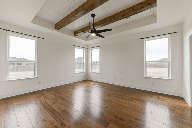 Building Photo - AVAILABLE NOW!