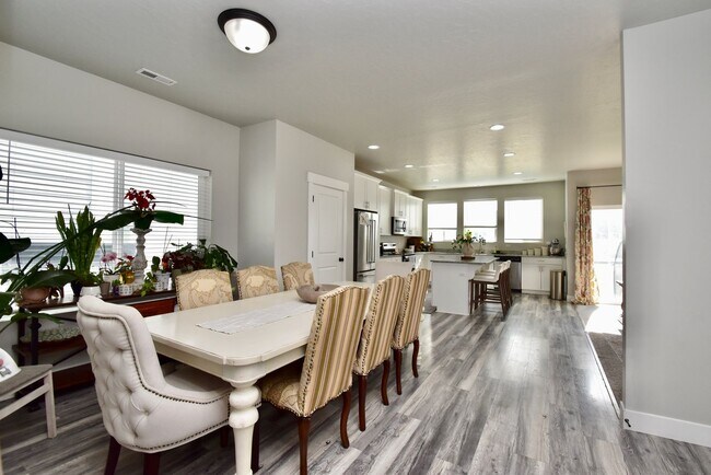 Building Photo - Spacious 5 Bed in Herriman Home in Prime Location!