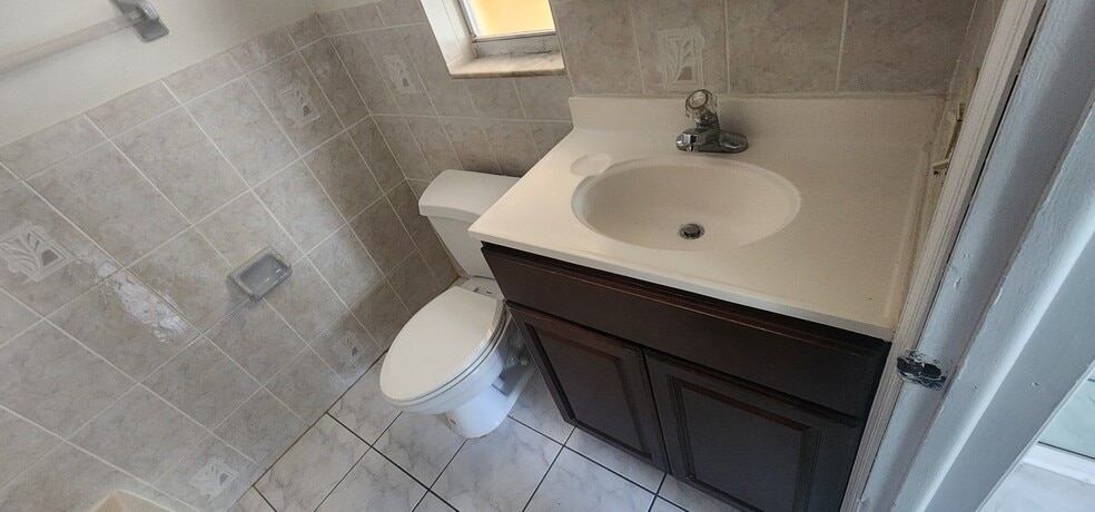 Building Photo - 303 Floral Dr