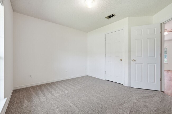 Building Photo - 2030 Hawthorne Dr