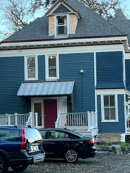 Building Photo - 659 Southbridge St