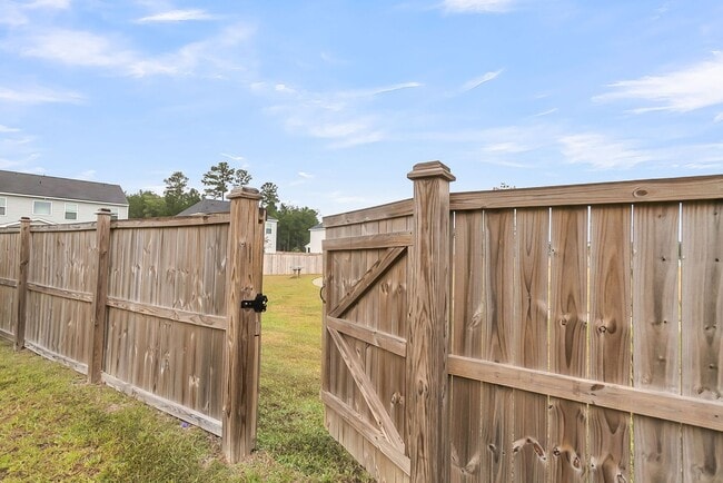 Building Photo - Quiet Comfort Near Cane Bay
