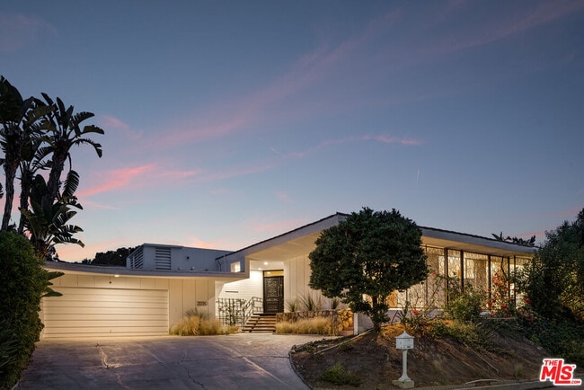 Building Photo - 2050 Westridge Rd
