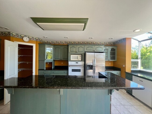 Building Photo - 5 Bedroom in Gated Birch Bay Community!