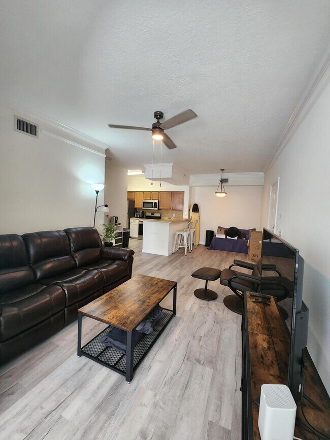 Building Photo - 2103 Myrtlewood Cir E