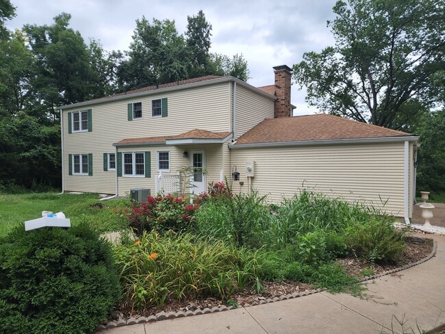 Building Photo - 6211 Country Club Rd