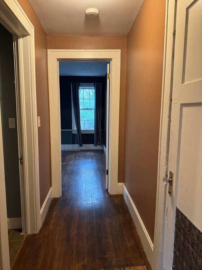 Building Photo - 713 S Market Ave