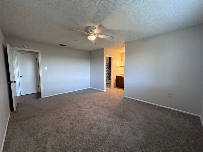 Building Photo - BEAUTIFUL WOOD FLOORING IN THIS 3 BR IN FO...