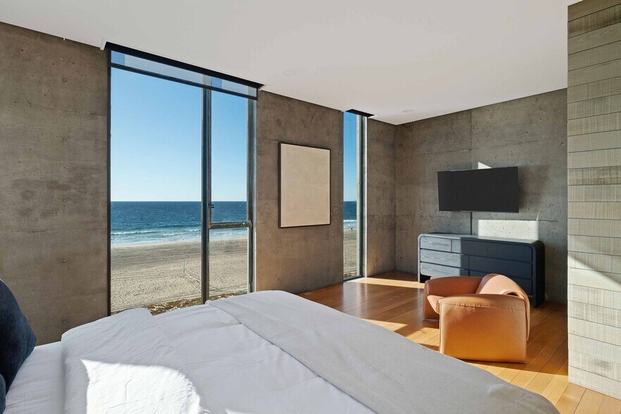 Building Photo - 1812 The Strand