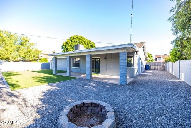 Building Photo - 1115 W Barrow Dr