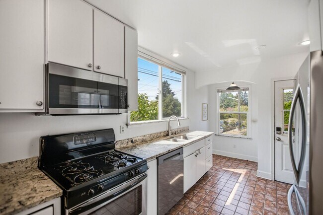 Building Photo - Steps from Green Lake ,6 bed 3 bath home with 2 kitchens and 2 laundry rooms.
