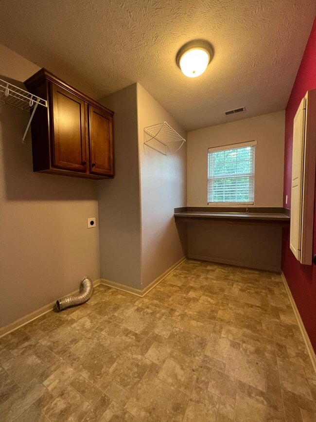 Building Photo - Must See Elkhorn Home!!