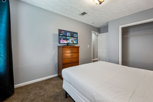 Building Photo - 20 Larkspur Avenue