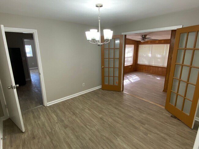 Building Photo - Updated 4 bed 2 bath minutes to Downtown Chattanooga!