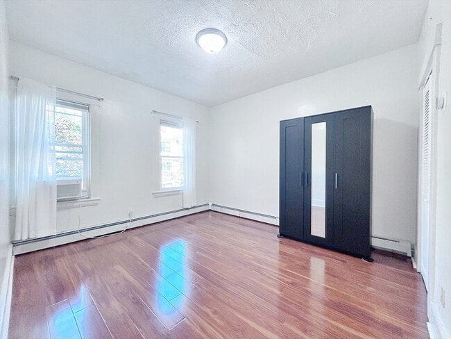 Building Photo - 156 Pleasant St