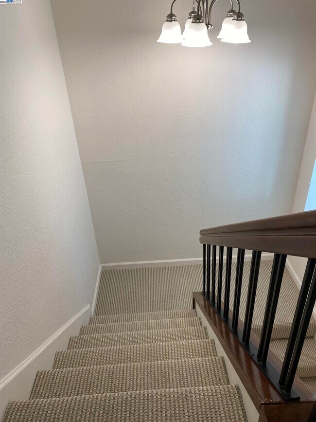 Building Photo - 6084 Vía de los Cerros