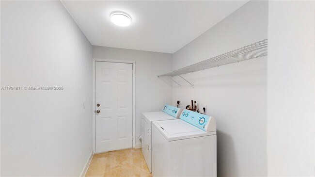 Building Photo - 2915 SW 24th Ter