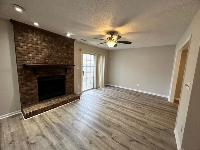 Building Photo - Freshly renovated 2BR 2.5BA Townhome