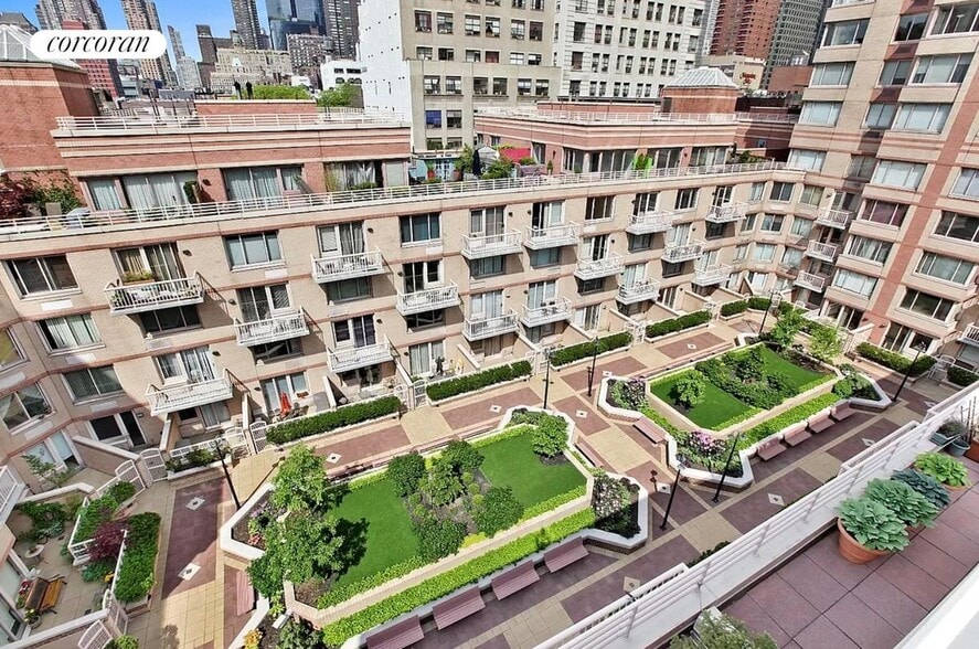 Building Photo - 350 W 50th St