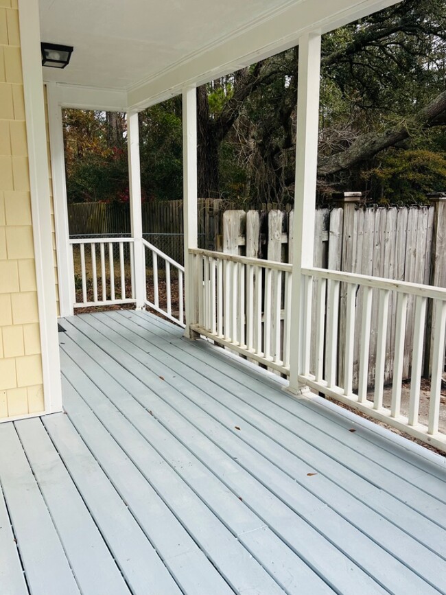 Building Photo - 208 Elmhurst Rd