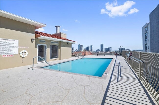 Building Photo - 750 4th Ave S