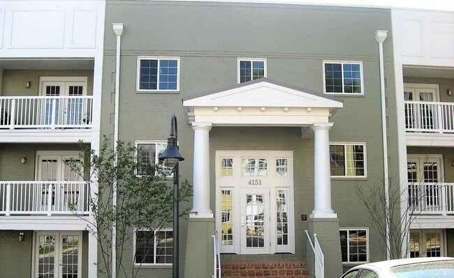 Building Photo - Gorgeous 1 Bed 1 Bath 1st Floor Condo In S...