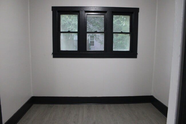 Building Photo - 405 Lindoo Ave E
