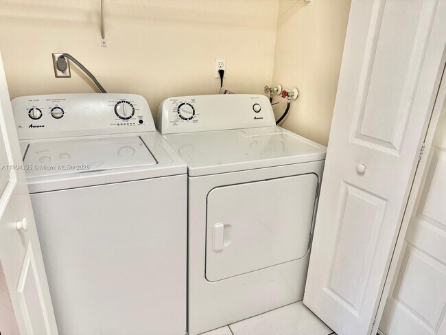 Building Photo - 8290 Lake Dr