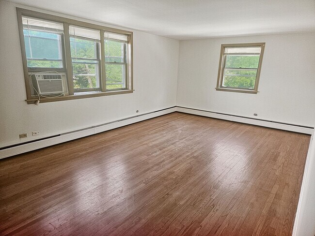 Building Photo - Mid-Century Modern 2-Bed/1.5 Bath with Exposed Brick
