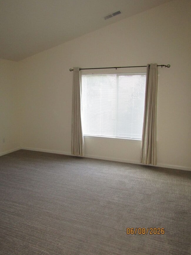 Building Photo - Great 3 bed 2.5 bath single family home in Windsor! Brand New Flooring and Paint!
