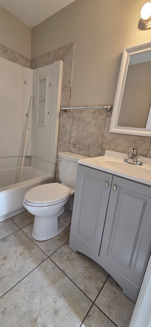 Building Photo - 2/1 Home in suberb location, pet friendly!