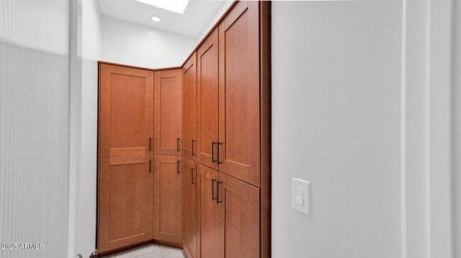 Building Photo - 7500 N Vía Camello Del Sur