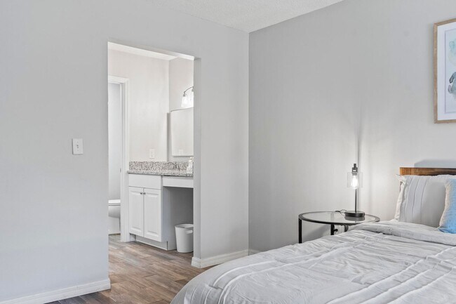 Building Photo - Ready to move in!