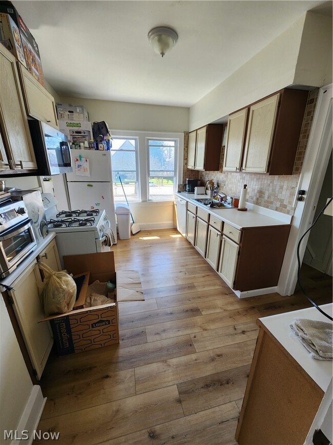 Building Photo - 1388 Lakewood Ave