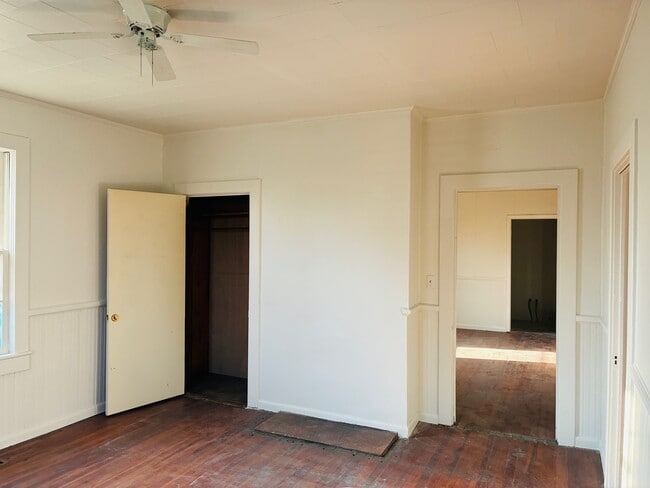 Building Photo - 16 Little St