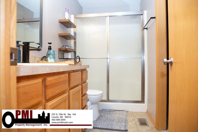 Building Photo - 4 Bedroom and 3 bathroom Fully Furnished