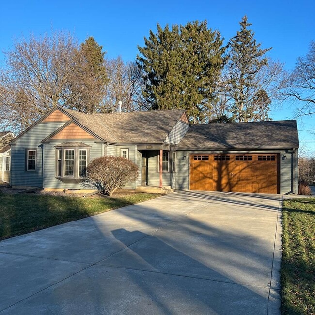 Building Photo - 1131 Colonial Dr E