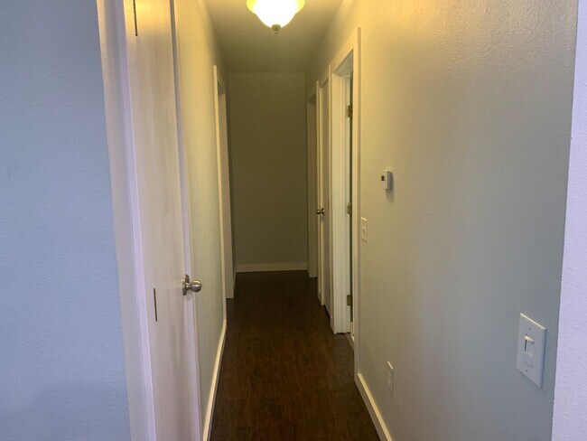 Building Photo - Newly Updated 2 Bed. 2 Bath Home on Fenced...