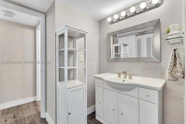 Building Photo - 3375 N Country Club Dr