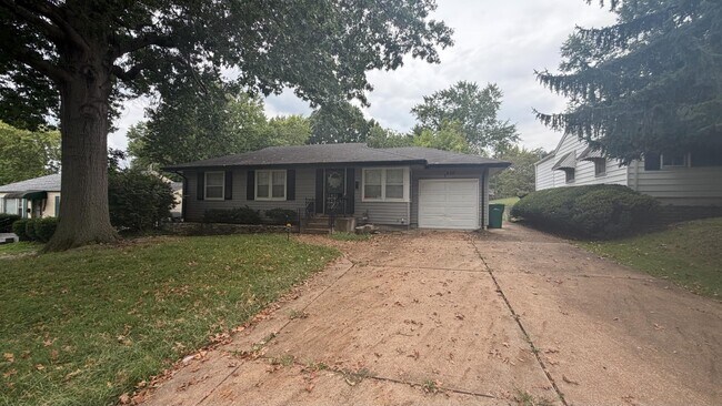 Building Photo - 1430 Golden Dr