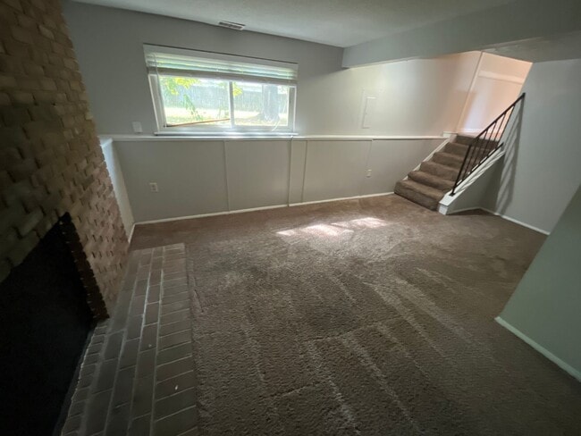 Building Photo - Three bedroom 1.5 bath single family home ...