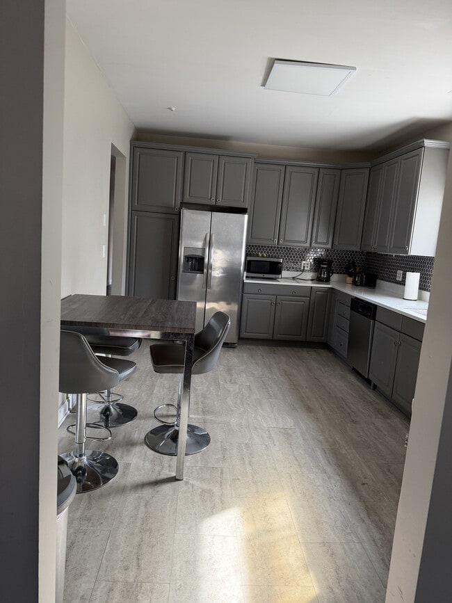 Building Photo - 1615 W Lawrence Ave