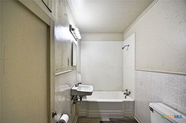 Building Photo - 875 Porter St