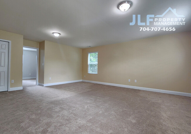 Building Photo - MOVE IN SPECIAL- 2 WEEKS FREE RENT! Fabulo...