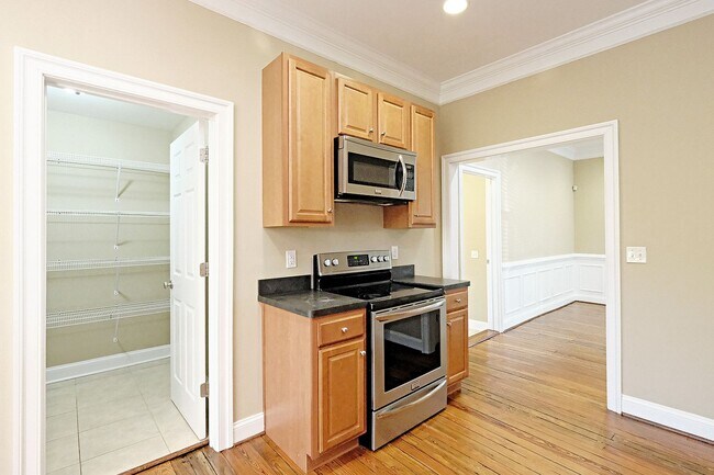Building Photo - Charming Move-in Ready Downtown Home With Updates