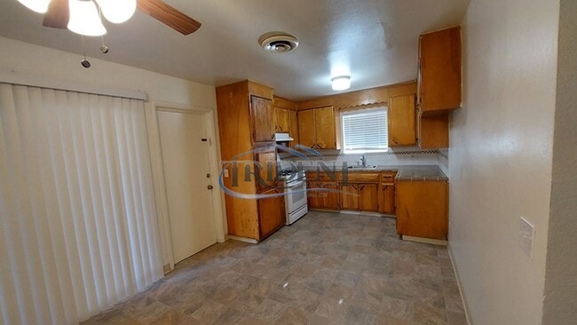 Building Photo - This is a cute updated 3 bedroom 2 bath house