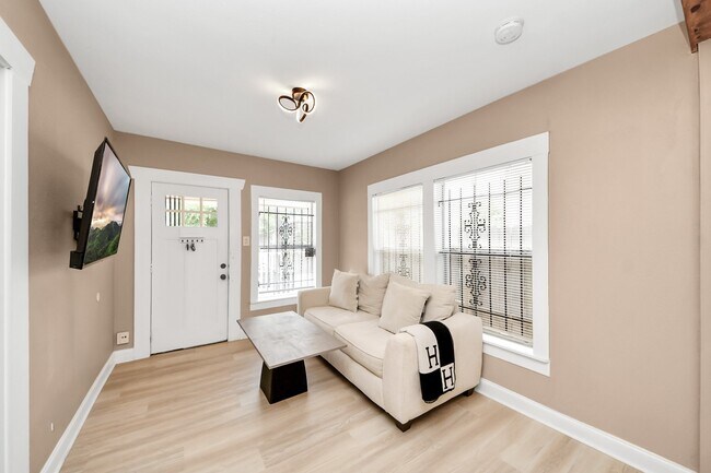 Building Photo - 4415 Hershe St