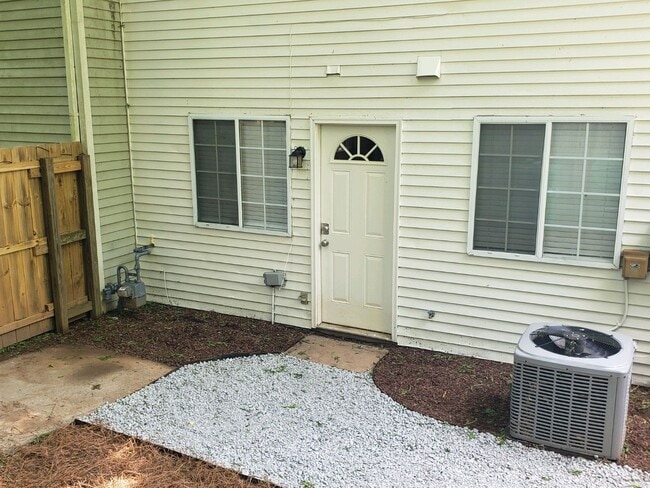 Building Photo - Charming 3 Bdrm/2 Bath Townhome - Available Now!