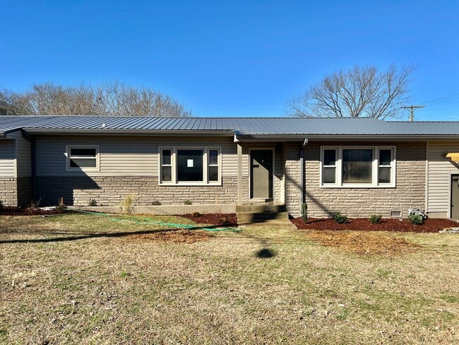 Building Photo - Remodeled Single Level 3 Bed, 2 Bath Home w/ 1 Car Garage